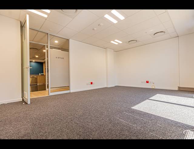 28M² SERVICED OFFICE TO LET IN VORNA VALLEY